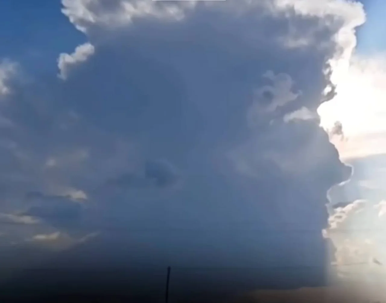 Осмондаги ғайриоддий булут шакли муҳокамаларга сабаб бўлди