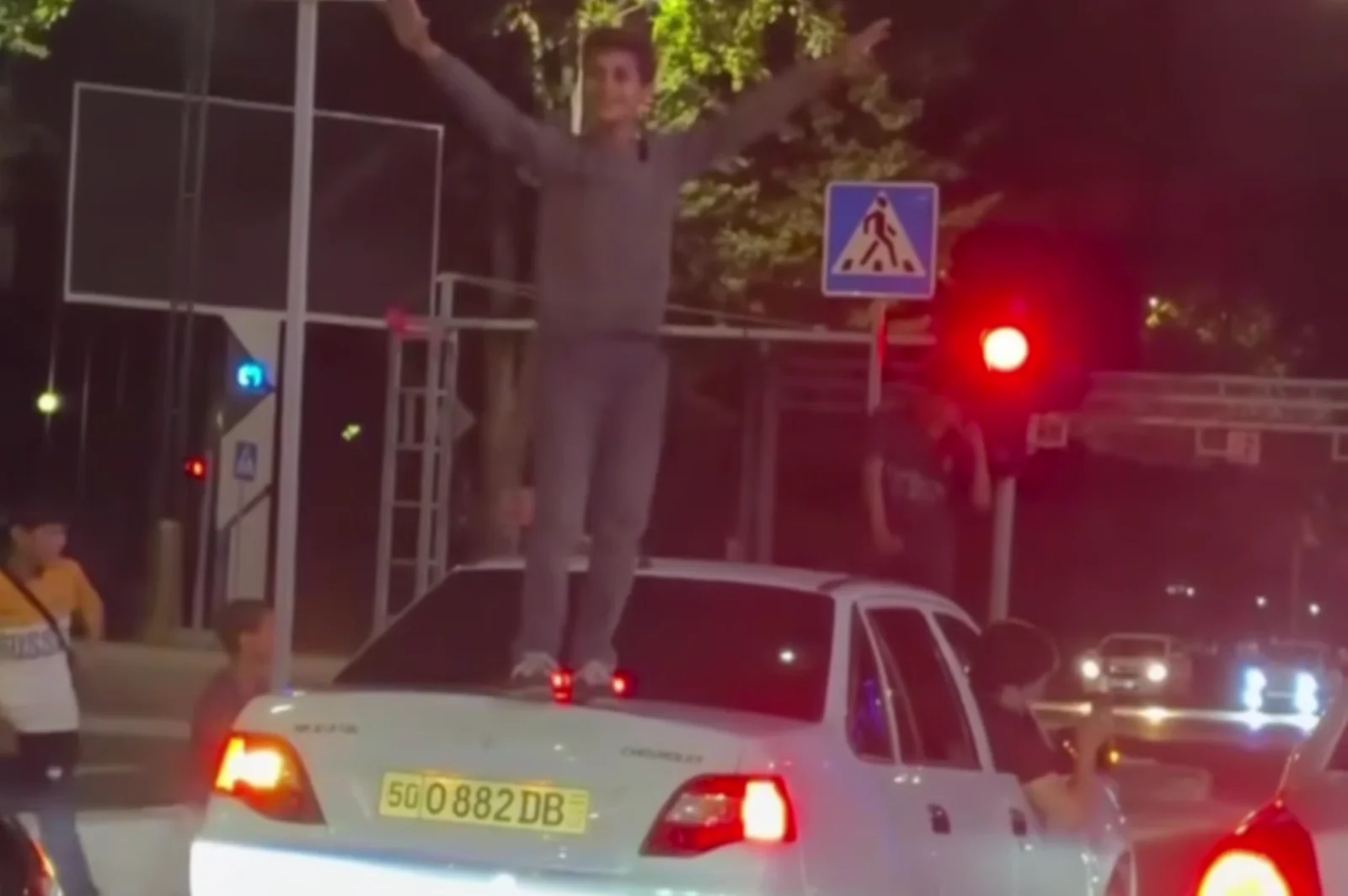 Марказ-1 да болалар автомашина устига чиқиб пул сўрамоқда (видео)