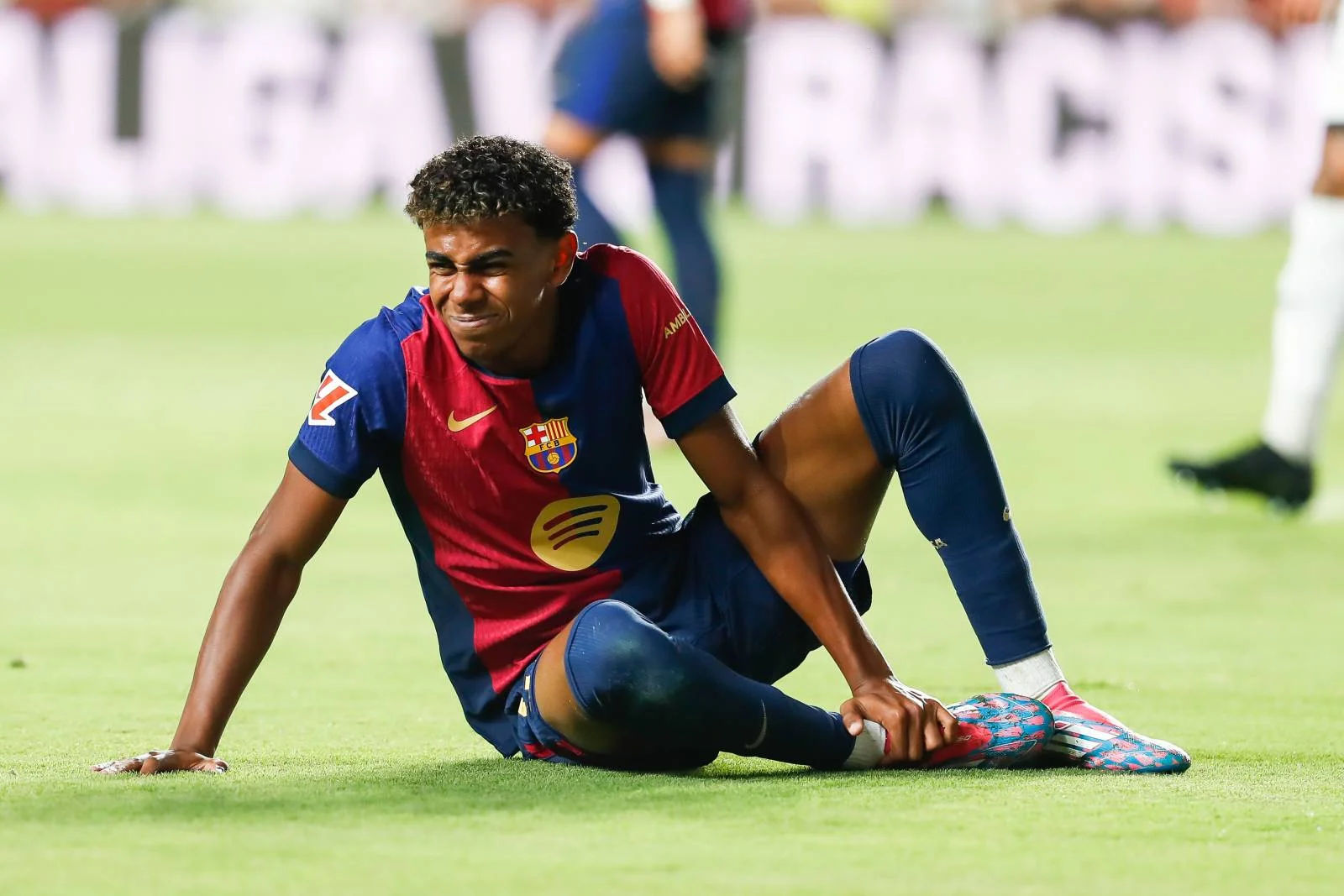 Ламин Ямал кутилмаганда майдонни эрта тарк этди