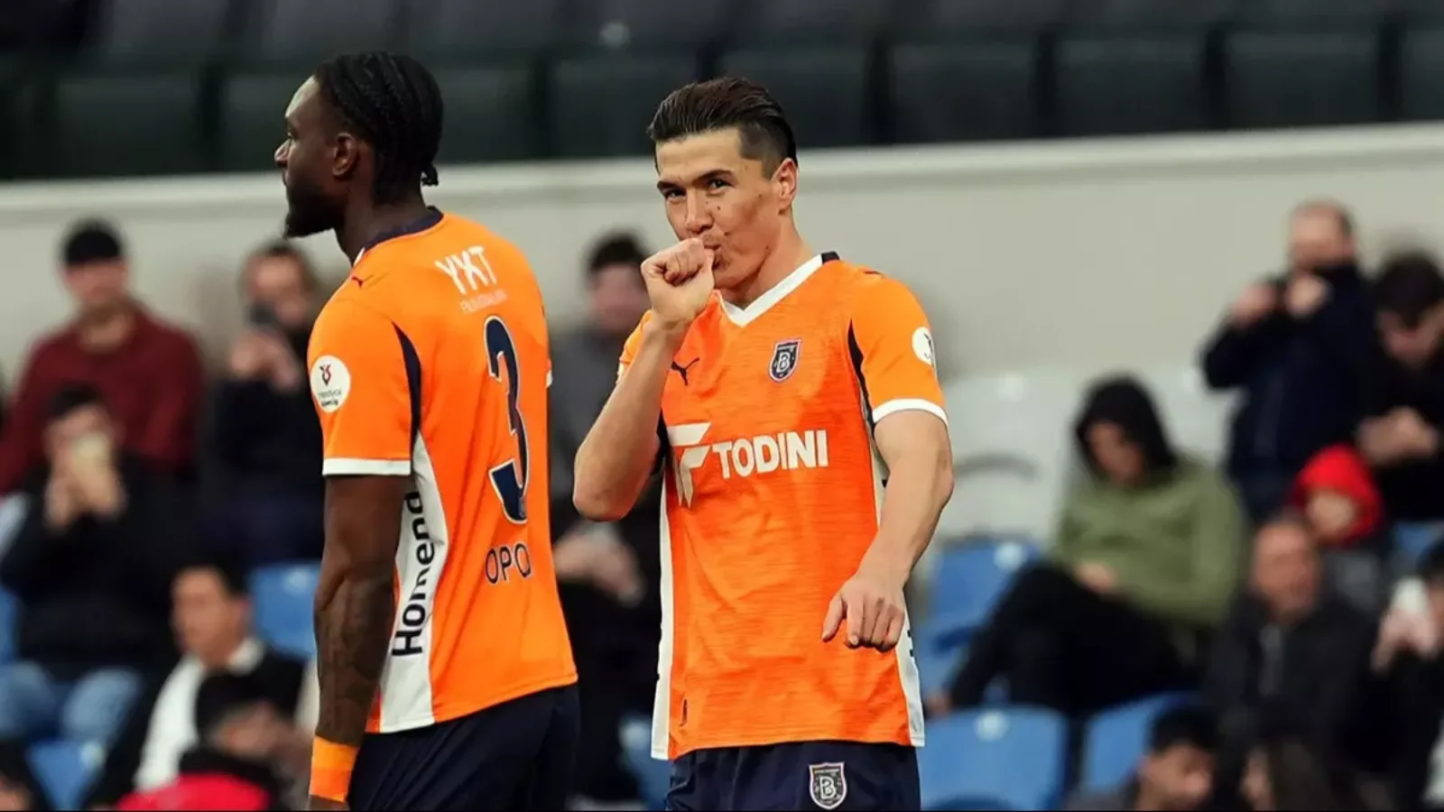 Comment ont été évaluées les performances d'Eldor Shomurodov après son doublé ?