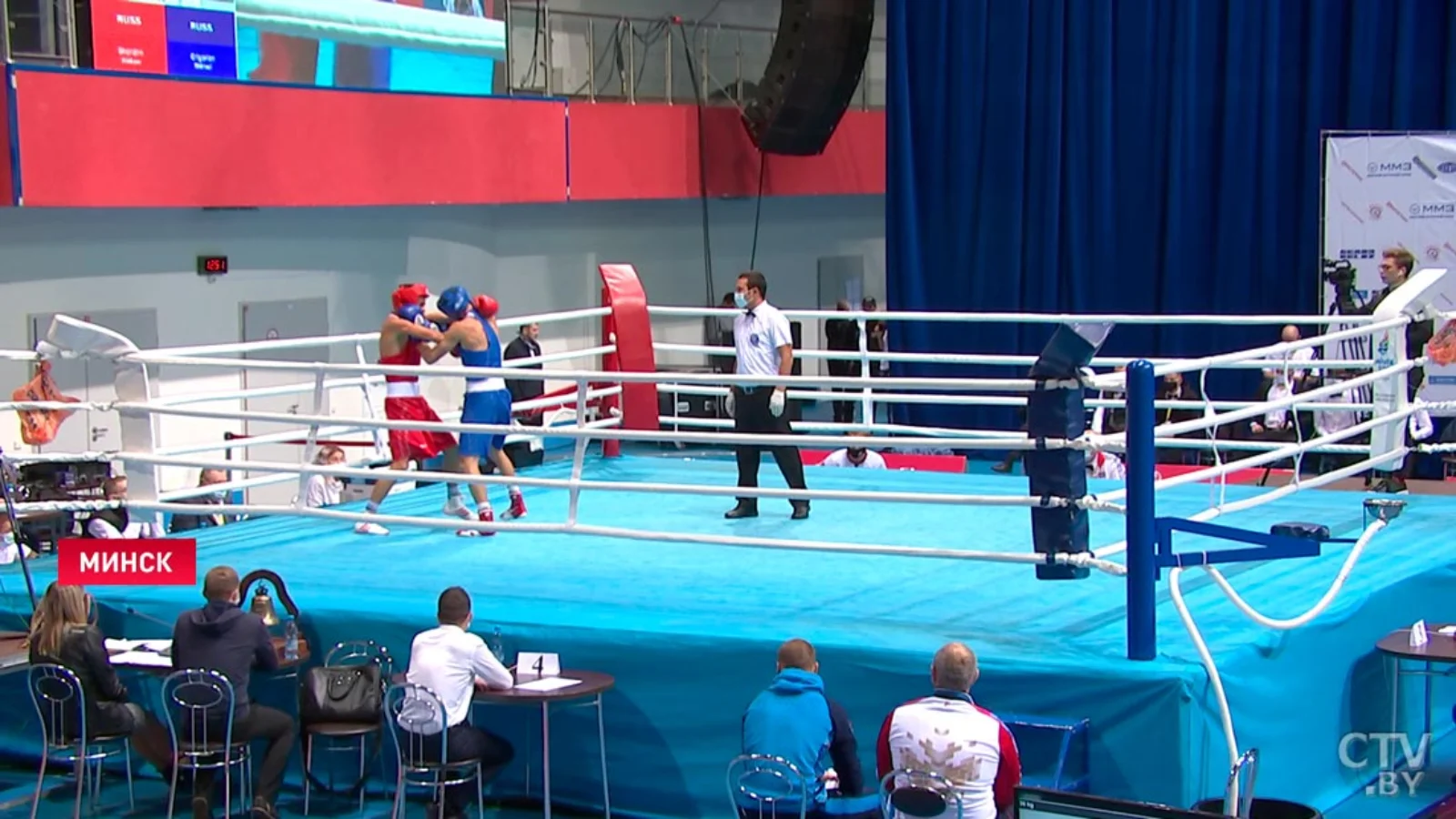 Jeunes boxeurs ouzbeks se préparent pour un tournoi à Minsk