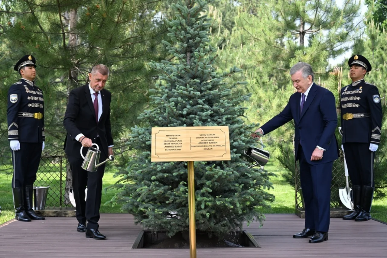 Шавкат Мирзиёев ва Андрей Бабиш дўстлик рамзи сифатида дарахт экишди