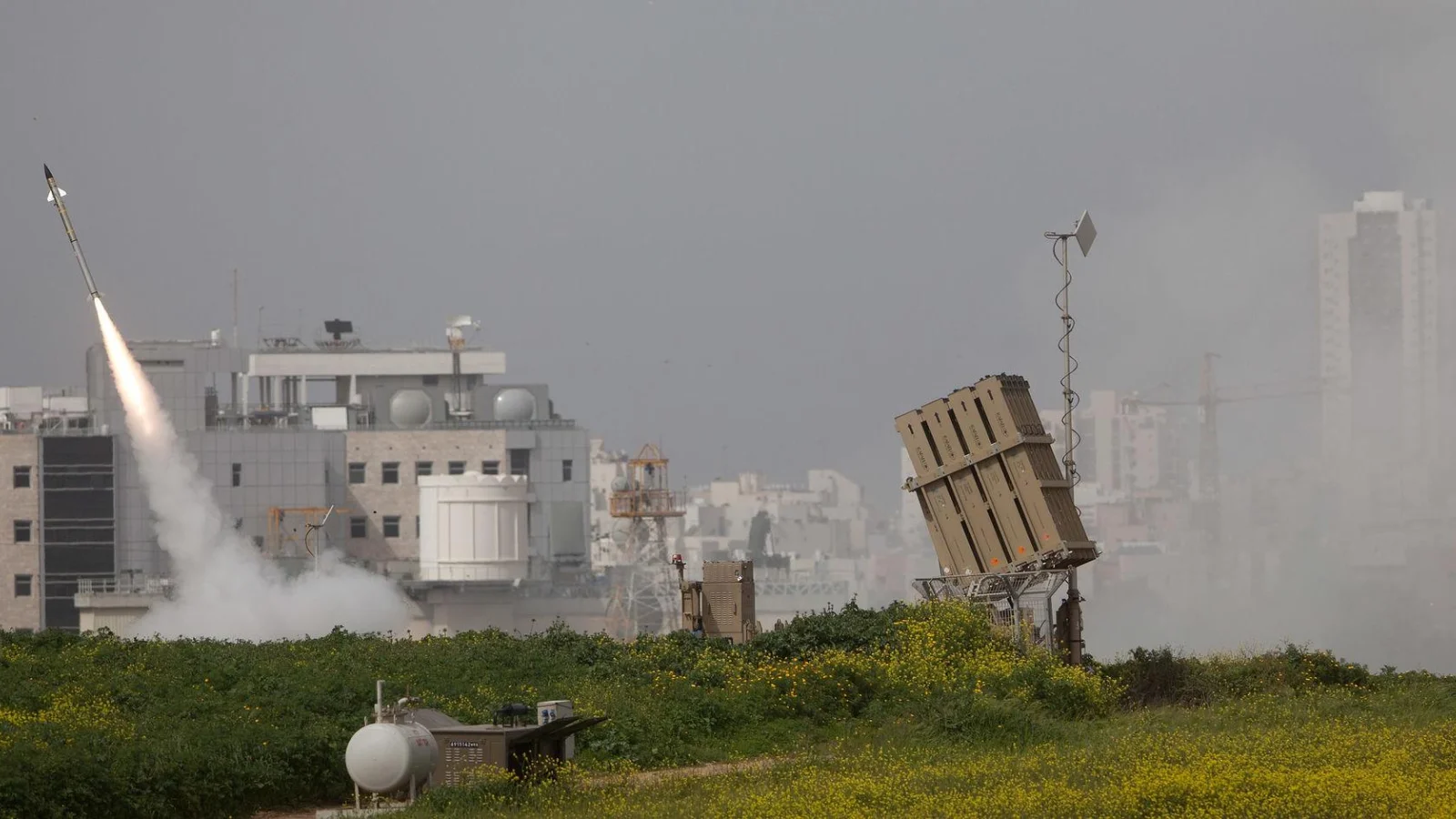 Israel envió su sistema de defensa aérea «Cúpula de Hierro» a los EAU...