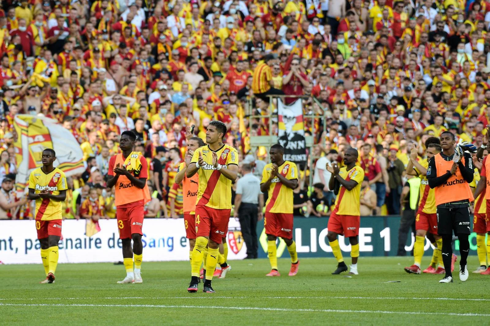 Lens secure convincing win to reach final