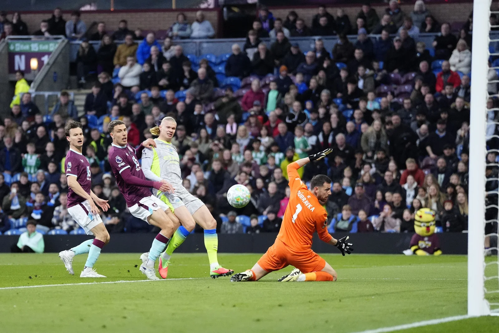 Победа «Манчестер Сити» отправила «Бернли» в нижний дивизион