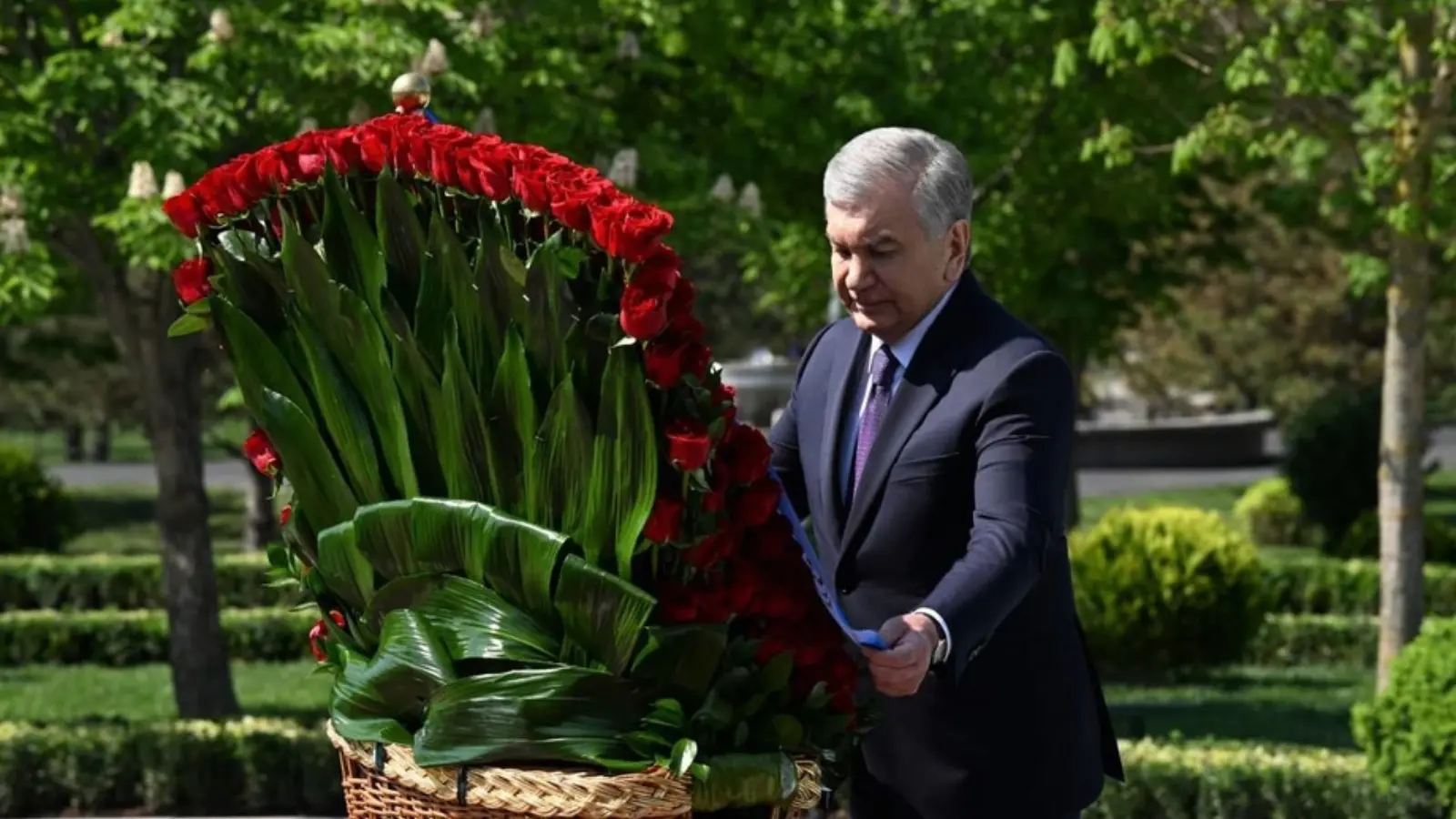Shavkat Mirziyoyev Amir Temur haykali poyiga gulchambar qo‘ydi