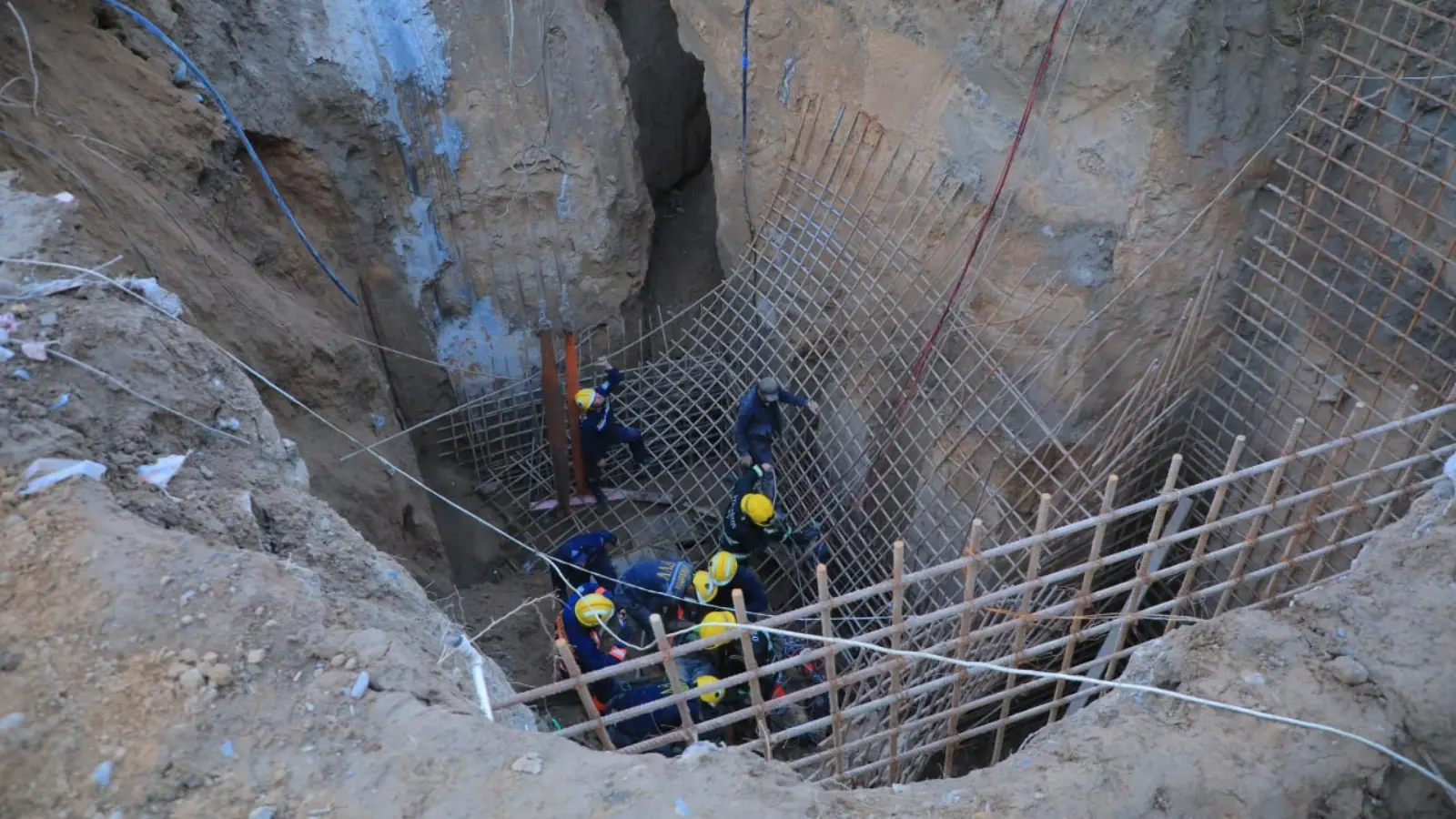 Samarqandda tuproq ostida qolgan fuqaro tezkor qutqarildi (foto)