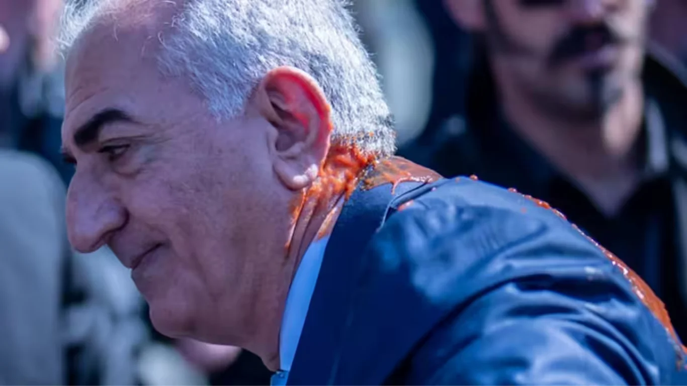 Namoyishchilardan biri Berlinda Rizo Pahlaviyga bo‘yoq sepdi (video)