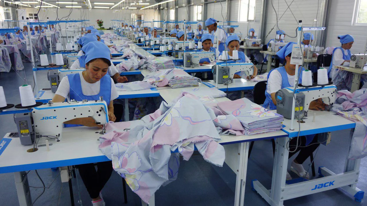 Which region recorded the highest figures in Uzbekistan's clothing industry?