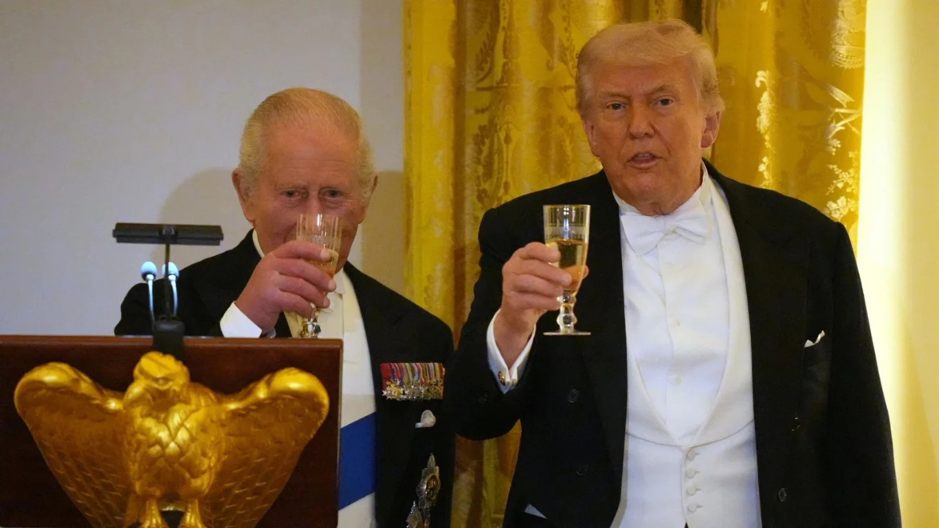 Charles III a offert une cloche historique à Trump