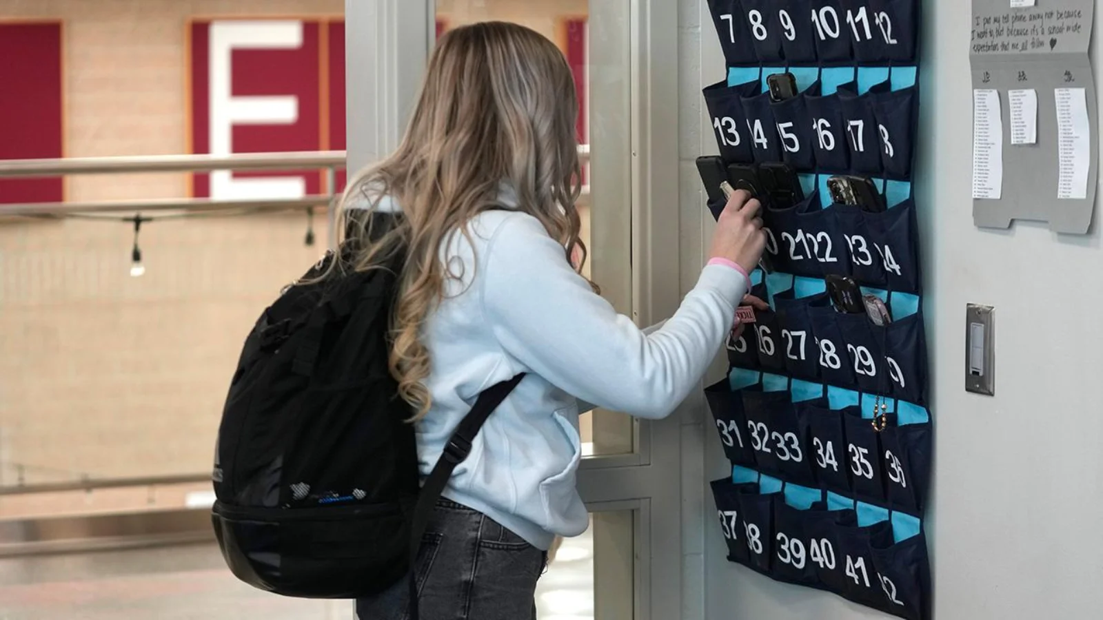 Maktablarda smartfon cheklovi jahonda tez surʼatda ommalashmoqda