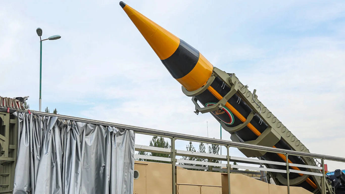 Tehronda “Xorramshahr 4” raketasi namoyish etildi (video)