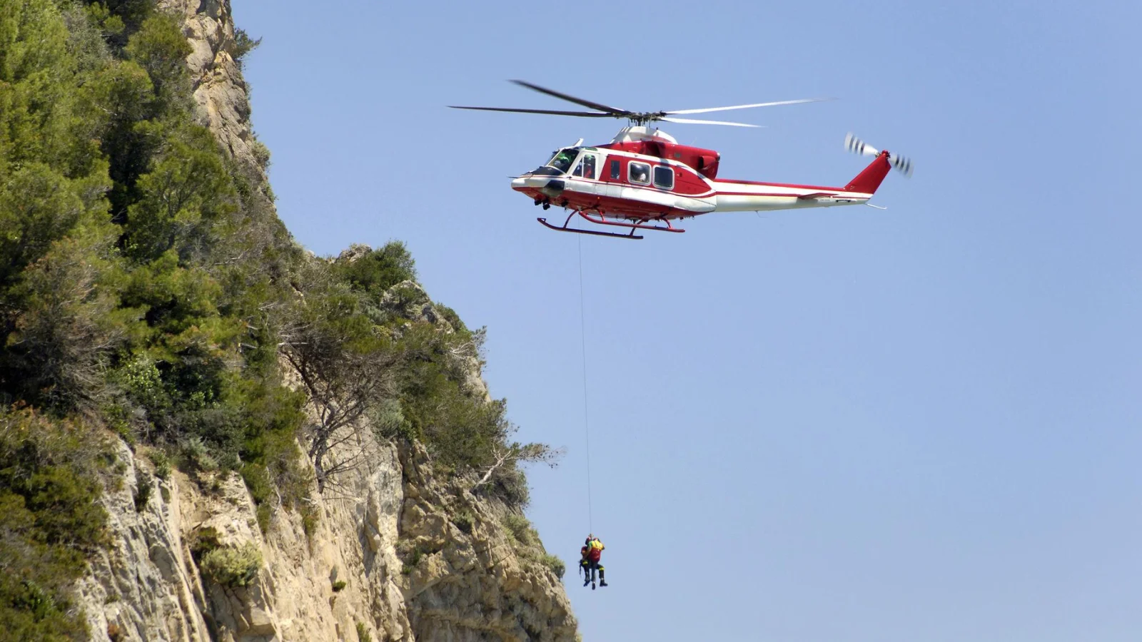 60 metrelik uçurumdan düşen kadın mucizevi bir şekilde hayatta kaldı