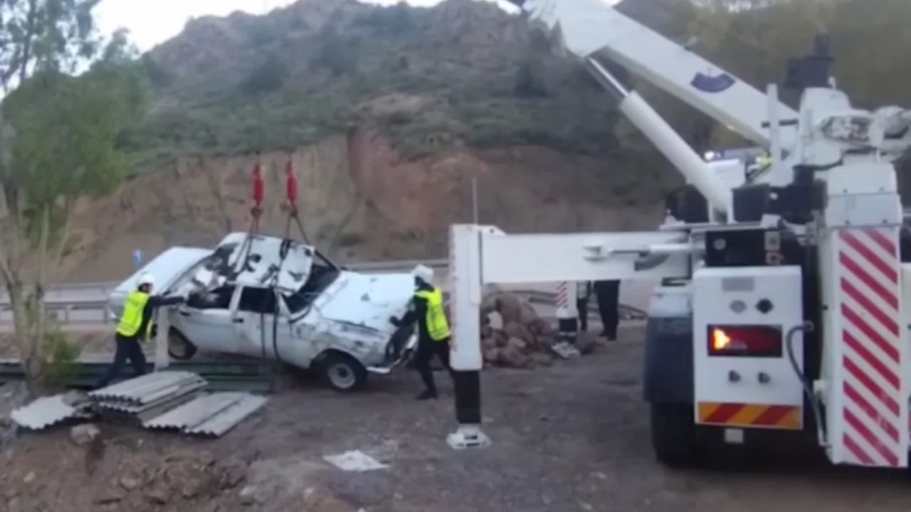 Qamchiq dovonida xavfli hodisa: “Volga” soyga tushib ketdi