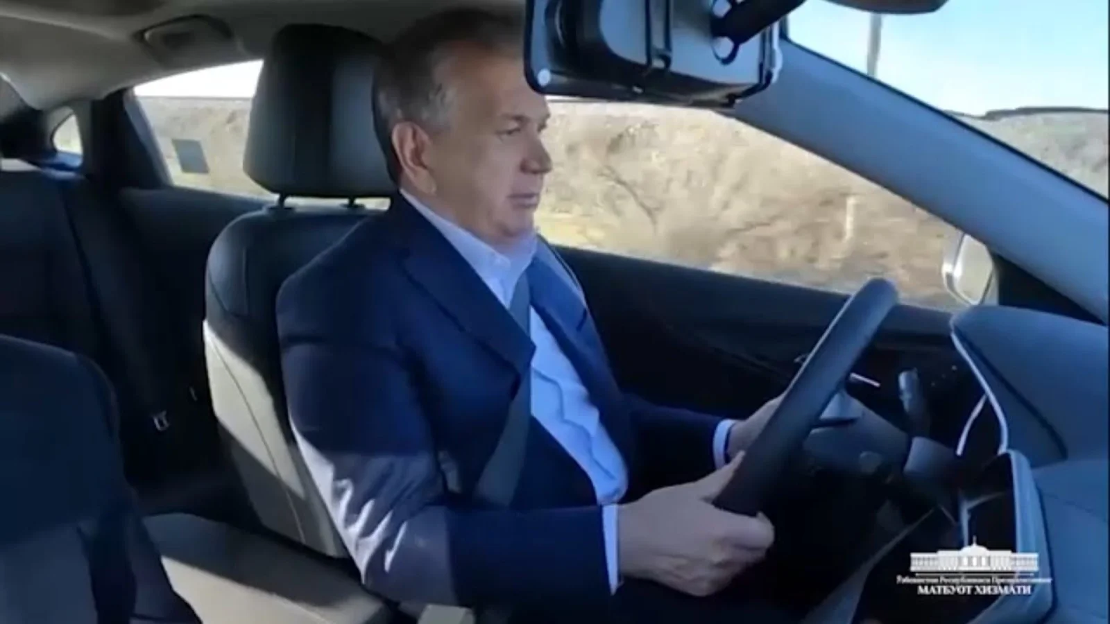 Шавкат Мирзиёевнинг илк хизмат автомашинаси Тошкентда намойиш этилди