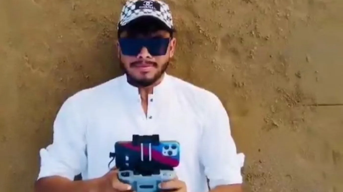 Покистонлик рассом Али Хоминаийнинг қумдан портретини яратди (видео)