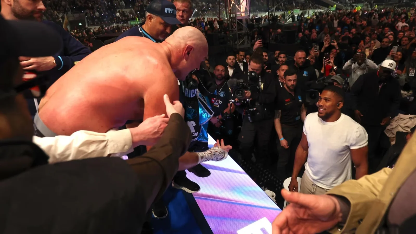 Usik taxmini: Joshua Fyurini yengib, mutlaq chempion bo‘ladi