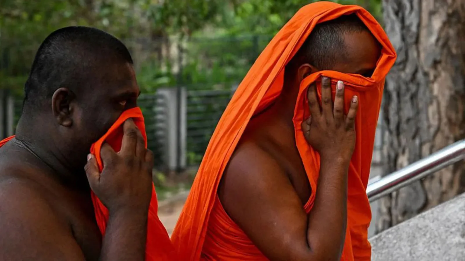 Коломбода роҳиблар гиёҳвандлик билан ушланди, жамоатчилик ҳайратда