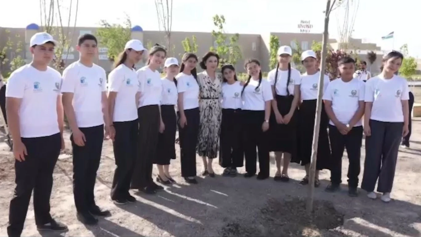 Зироат Мирзиёева посадила саженцы в Хиве и пообщалась с детьми