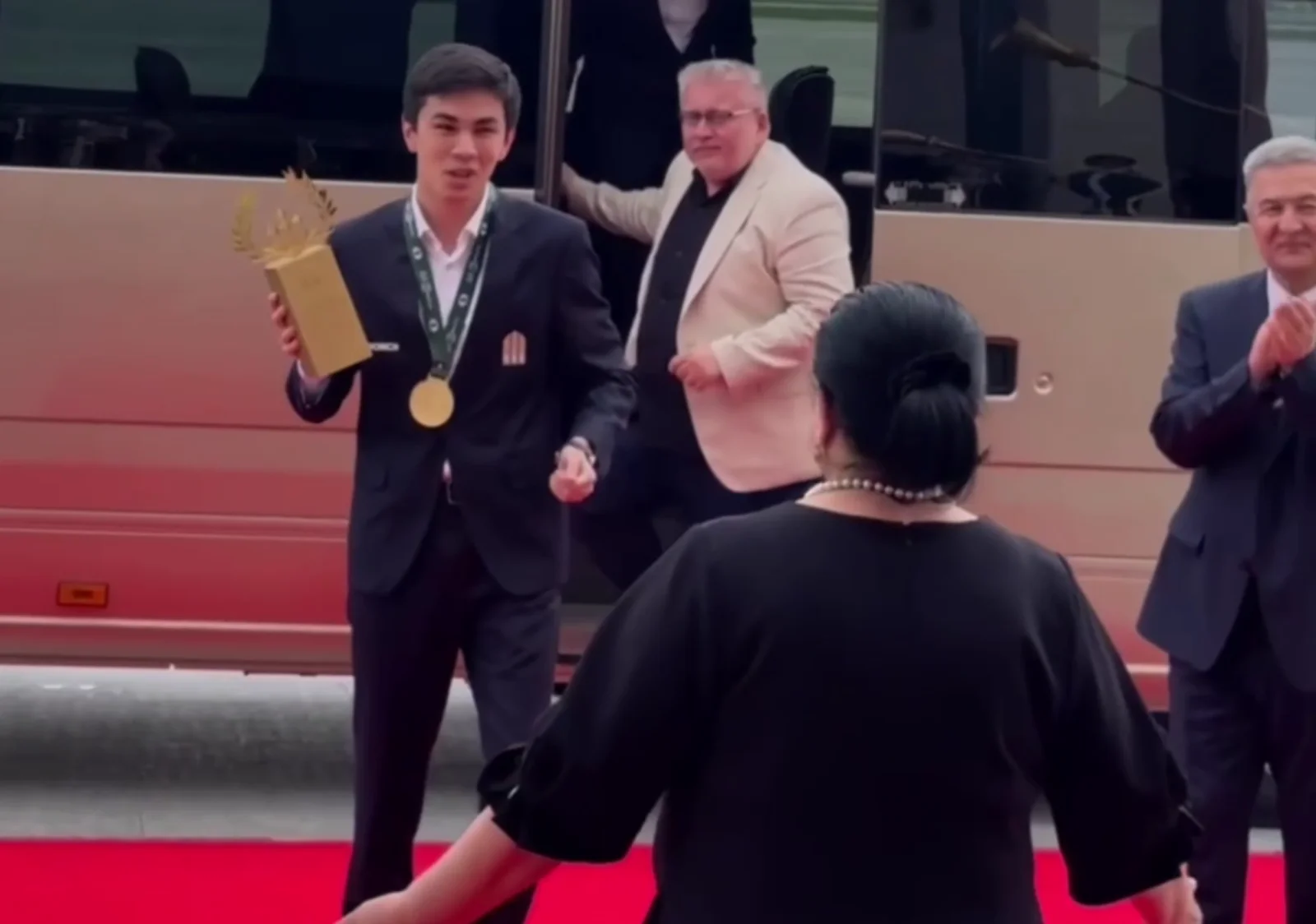 Javohir Sindorov Nomzodlar turniri g‘olibi bo‘lib Vatanga qaytdi (video)