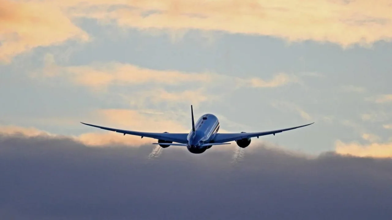 İran, hava sahasını uluslararası uçuşlar için yeniden açtı