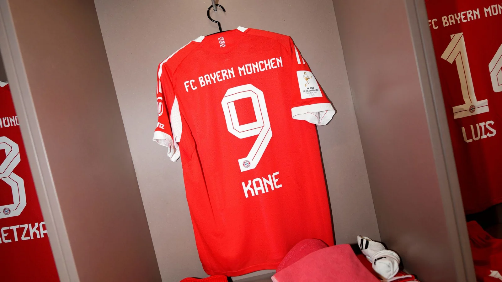 "Bayern Münih" kulübü 2026-2027 sezonu için yeni formalarını tanıtıyor