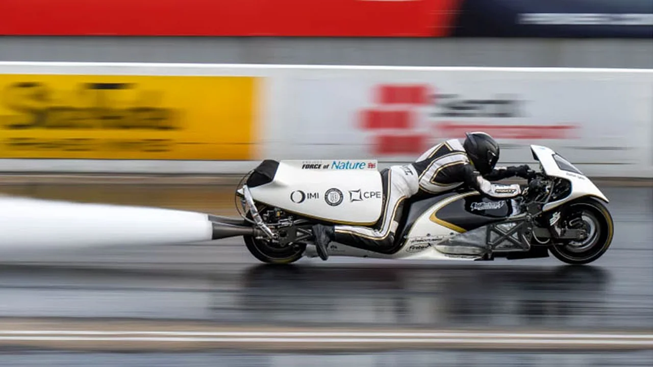 Britaniyalik muhandis soatiga 311 km tezlikda harakatlanuvchi paromotsikl yaratdi