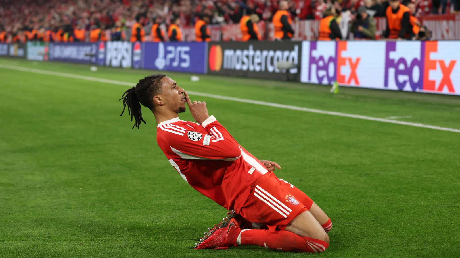 Olis «Bavariya» jamoasining chempionlik tantanasida maxsus futbolkani kiyishdan bosh tortdi