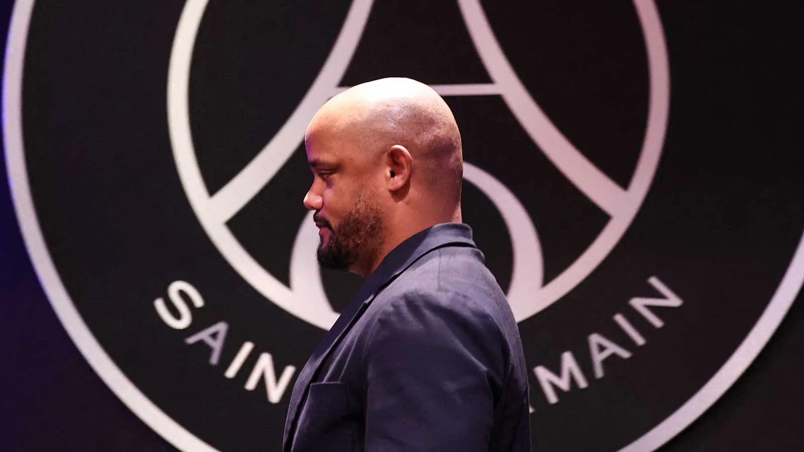 Kompany incluyó a Davies en el once inicial para el partido contra el PSG