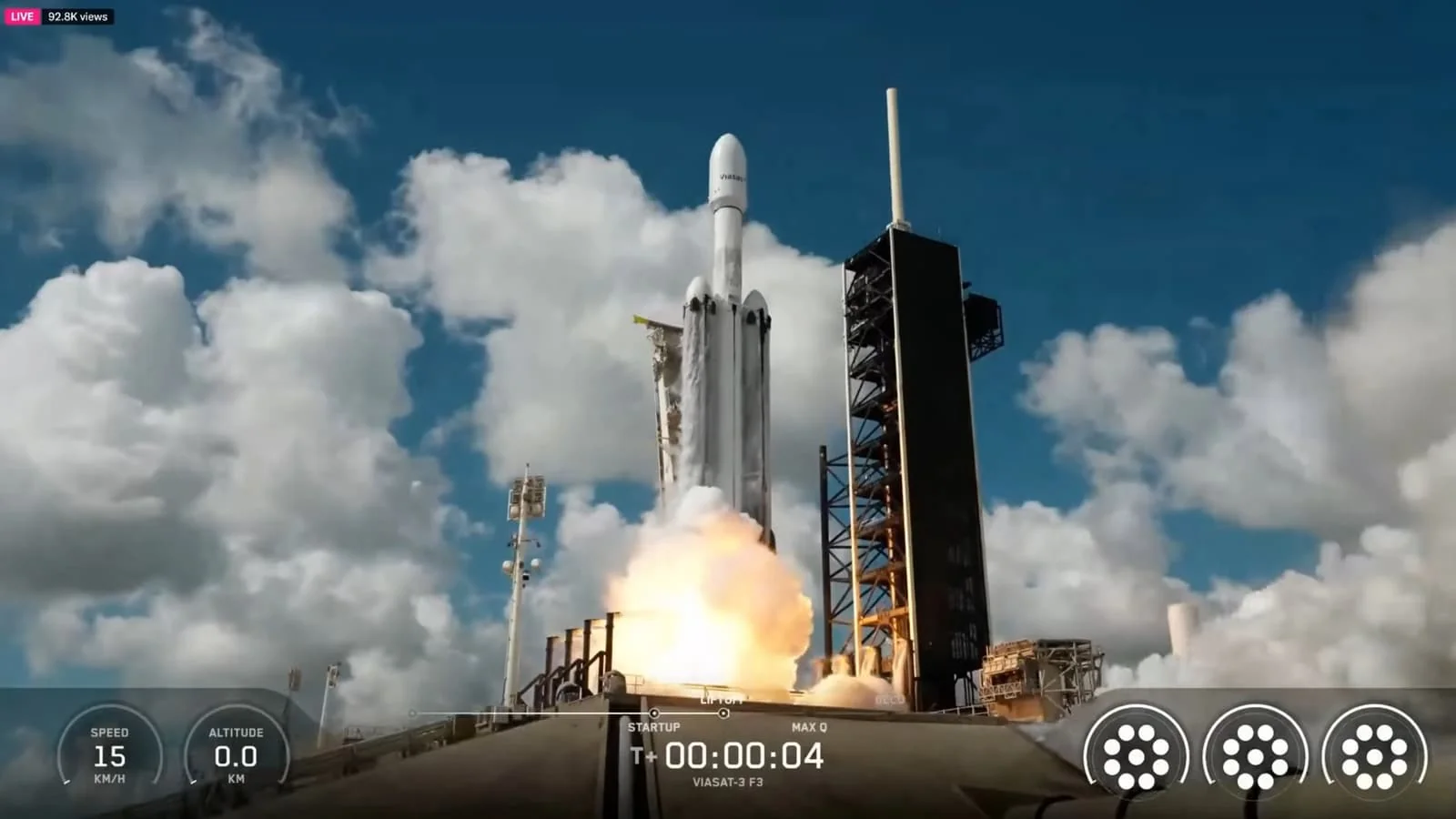 SpaceX 1,5 yillik tanaffusdan so'ng Falcon Heavy raketasini uchirdi