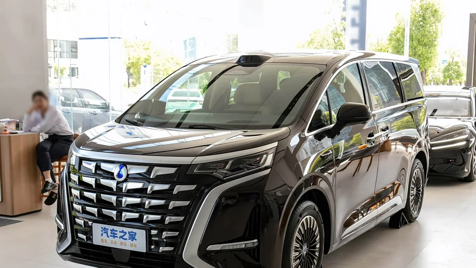 BYD компанияси 333 от кучига эга бўлган Денза D9 минивенини расман тақдим этди