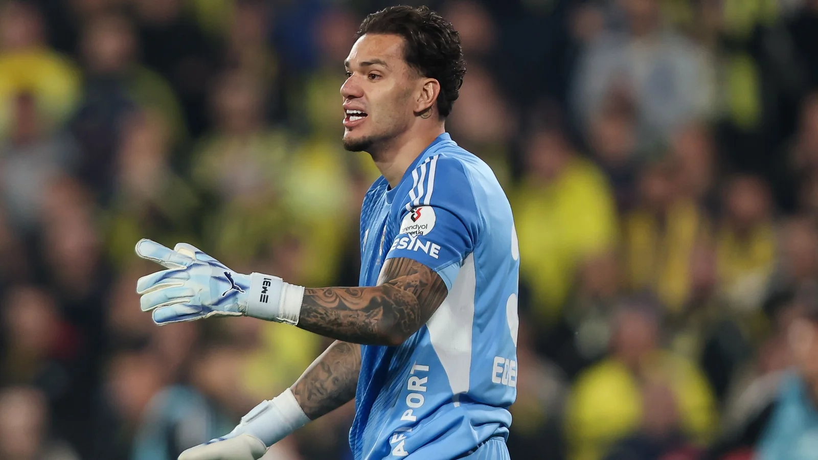 Ederson VAR monitörünü yumrukladı