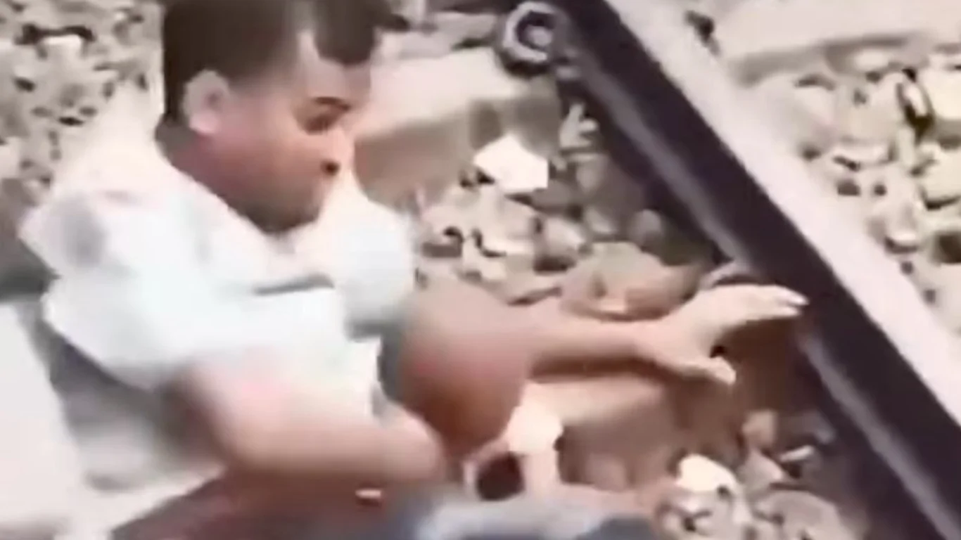 Au Bangladesh, un père se jette sous un train pour sauver son enfant