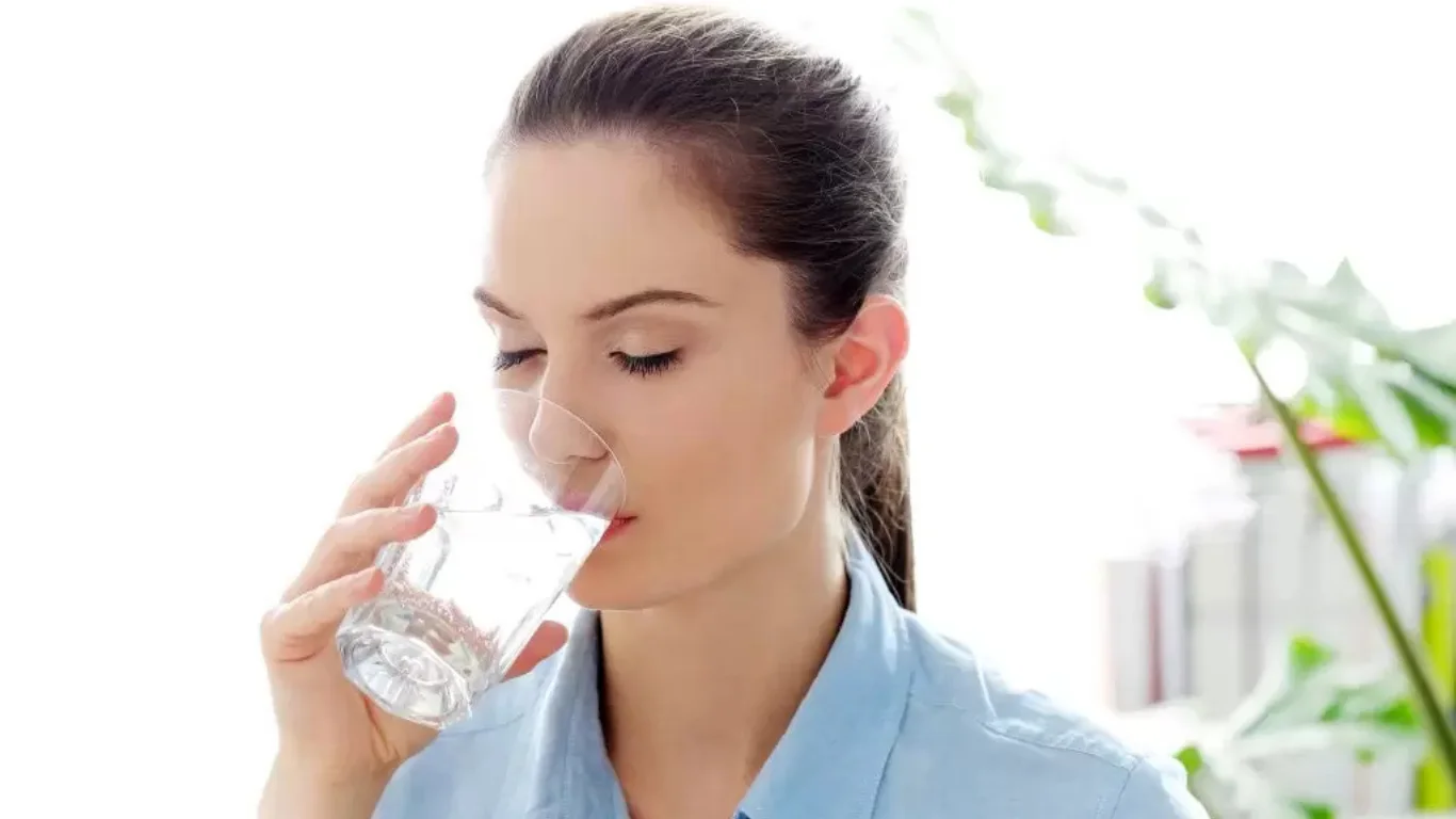 Wie gesund ist es, morgens auf nüchternen Magen ein Glas warmes Wasser zu trinken?