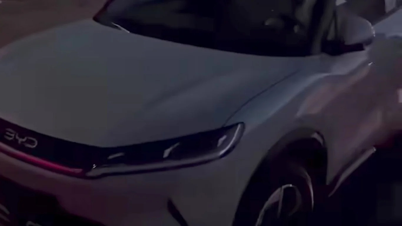 Neues BYD-Auto fällt von Anhänger an den Straßenrand