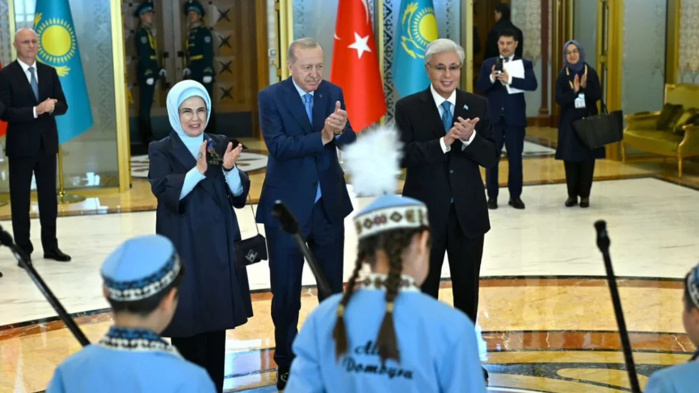 Le président turc accueilli solennellement avec une mélodie de Dombra (vidéo)