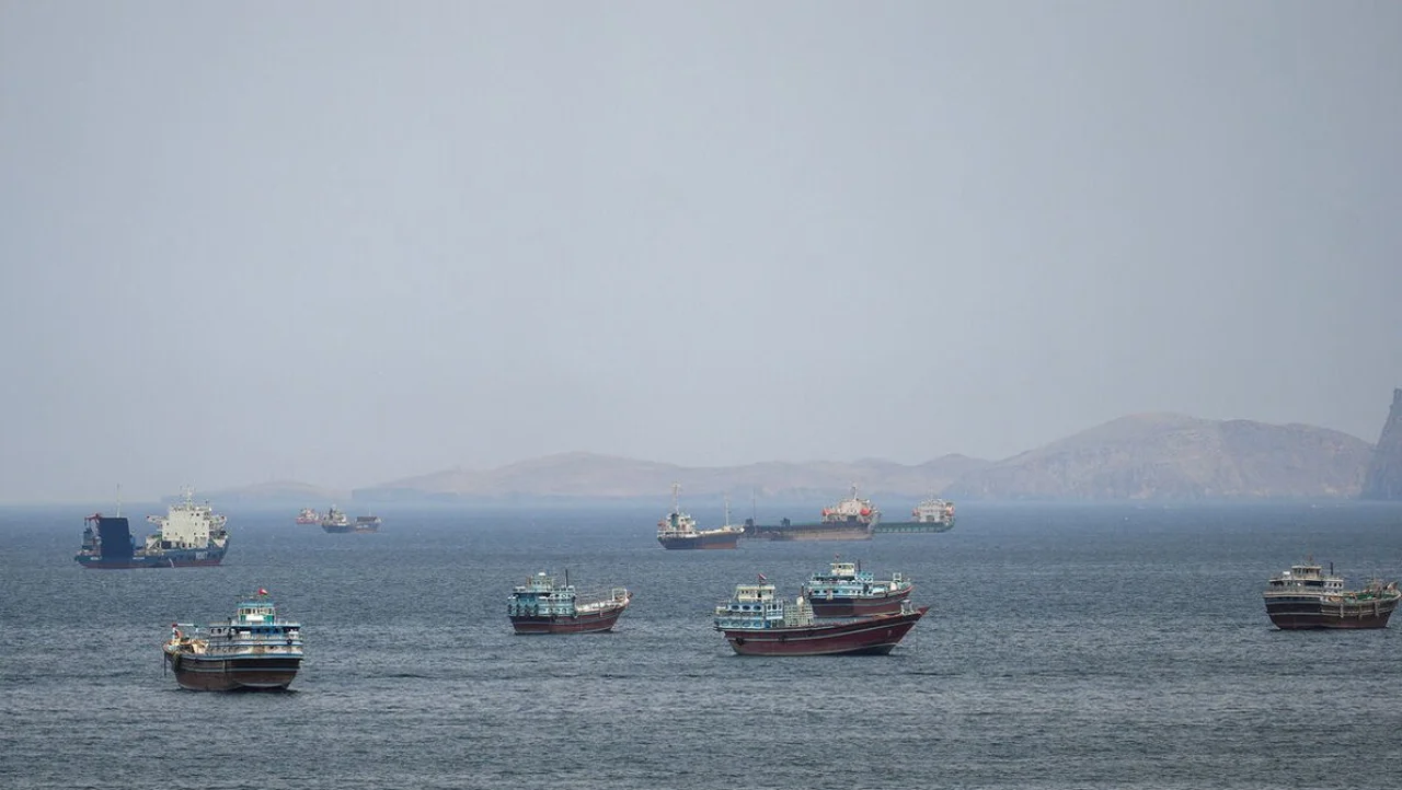 Tramp Hormuz boʻgʻozida kemalar chiqarish amaliyotini boshladi
