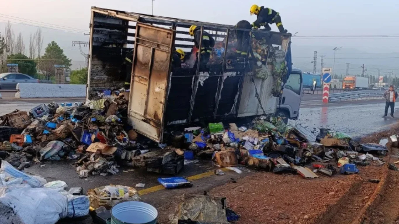 Un camion Isuzu en mouvement prend feu à Angren
