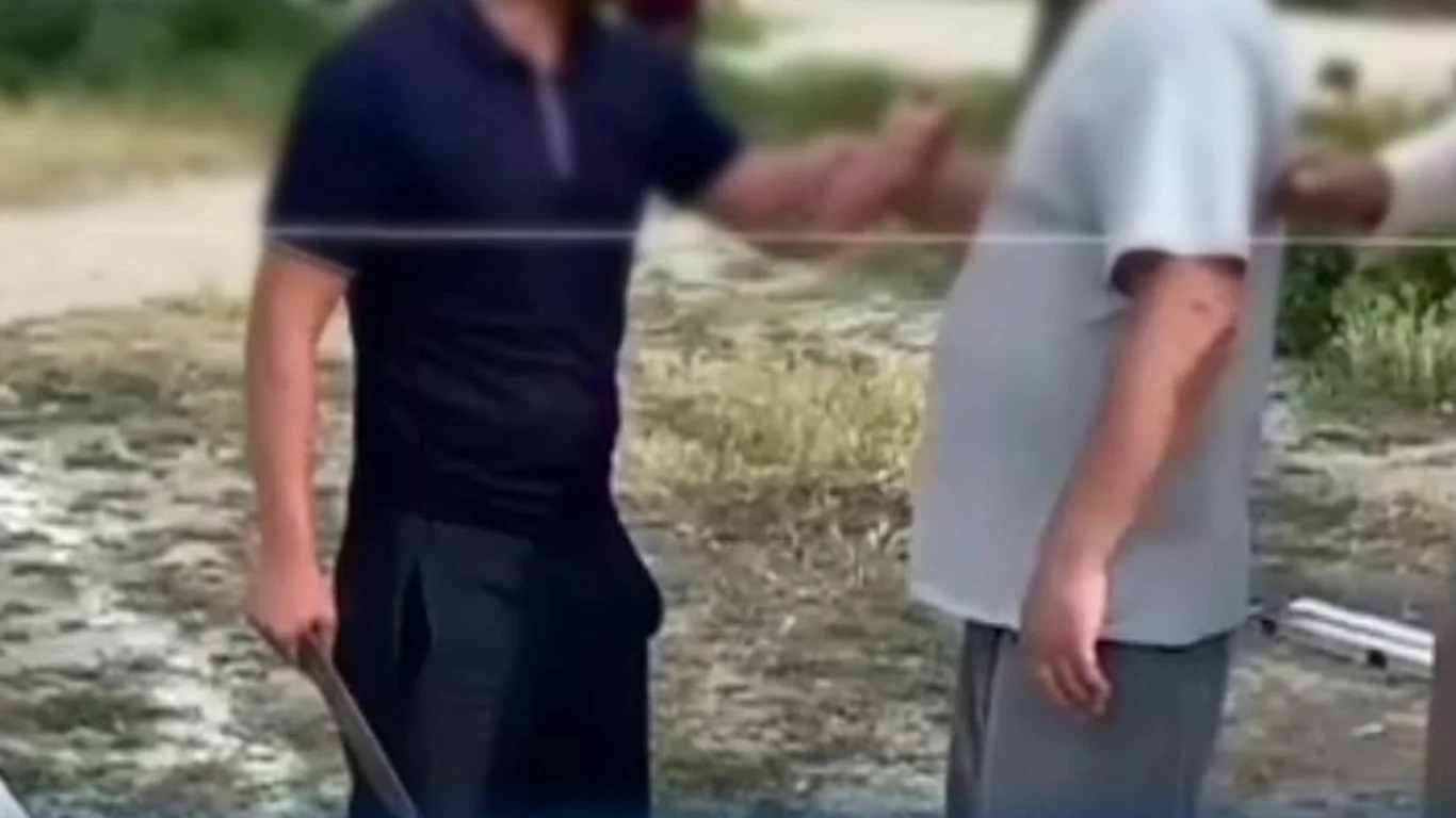 В Фергане мужчина угрожал людям ножом из-за земельного спора