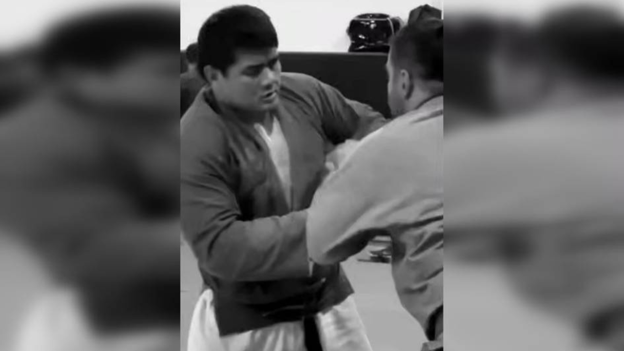 Dos luchadores compitiendo en una imagen en blanco y negro.
