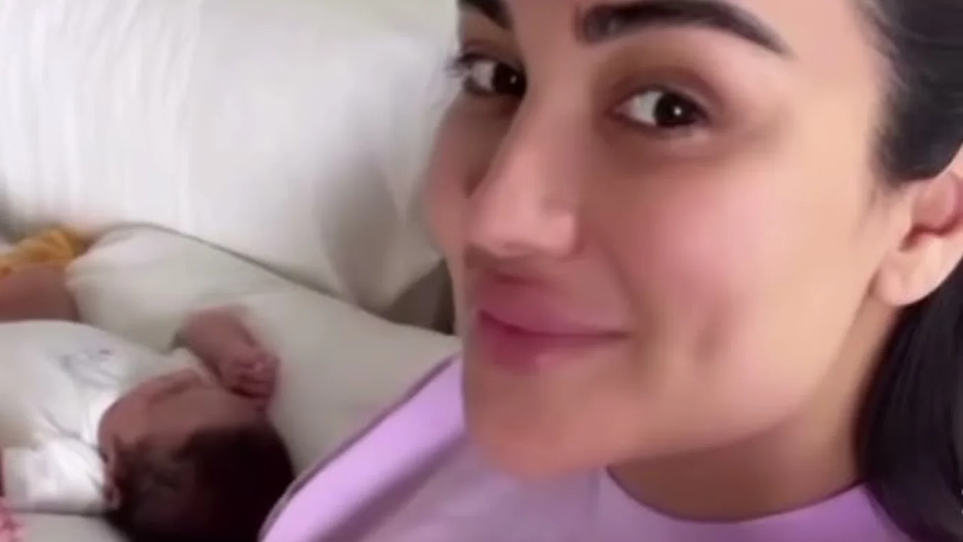 Munisa Rizayeva zeigt ihren Sohn Aleks zum ersten Mal ihren Fans