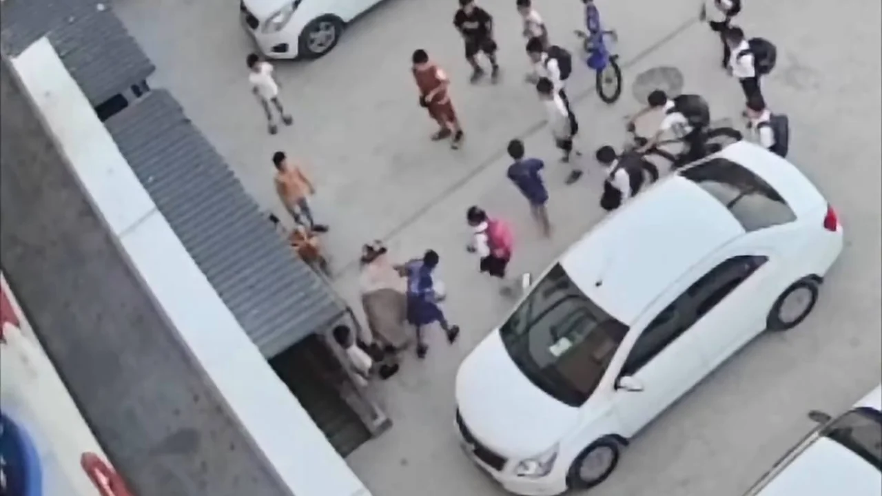 Video einer Frau, die ein kleines Kind in Sirdaryo brutal verprügelt, verbreitet sich