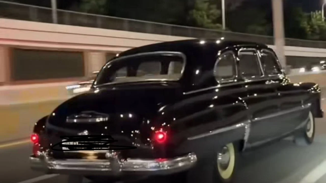 Une voiture rare au design rétro attire l'attention du public dans les rues de Tachkent