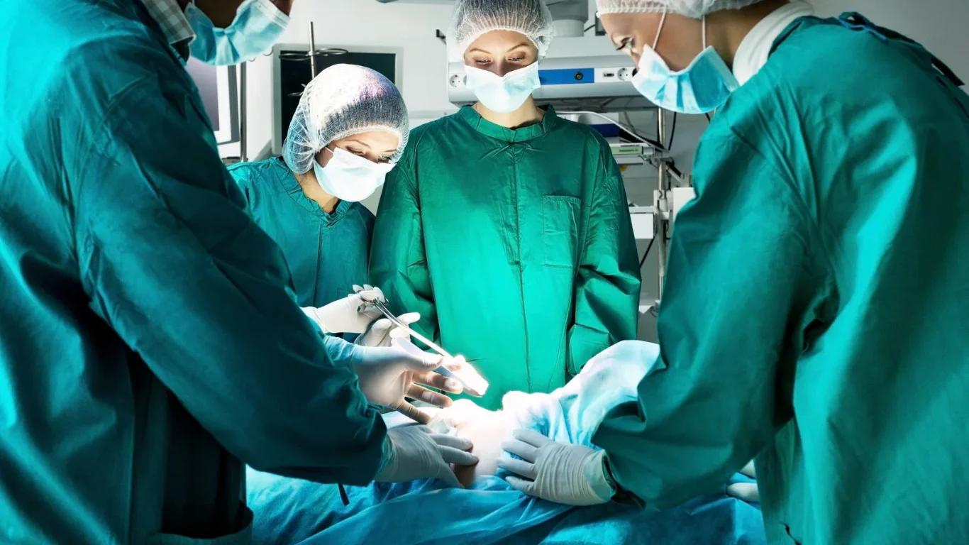 Хирург пациенттің талағының орнына бауырын алып тастады