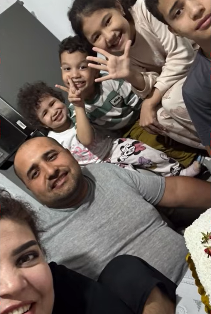 Kulimsirab tushgan olti kishilik oilaviy selfi.