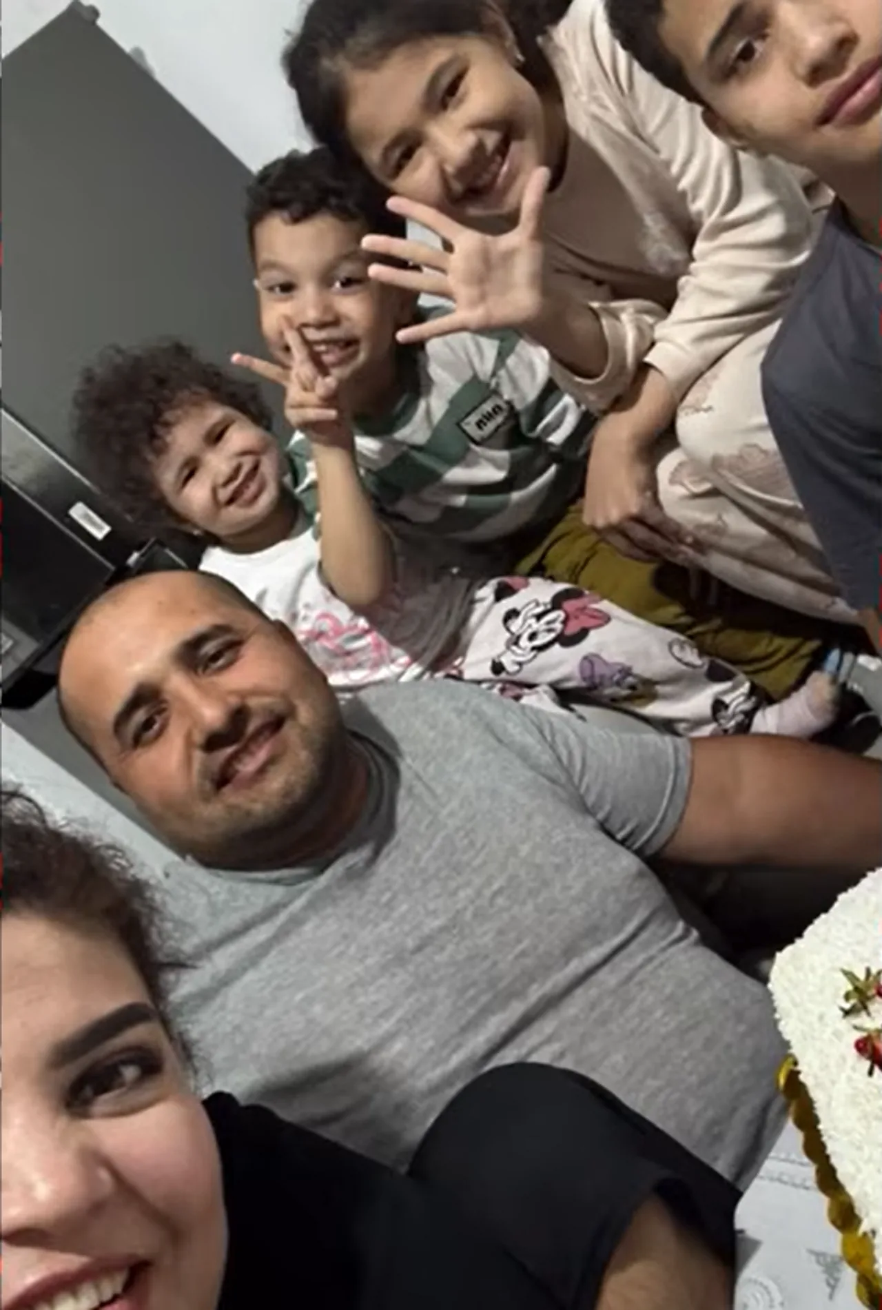 Kulimsirab tushgan olti kishilik oilaviy selfi.