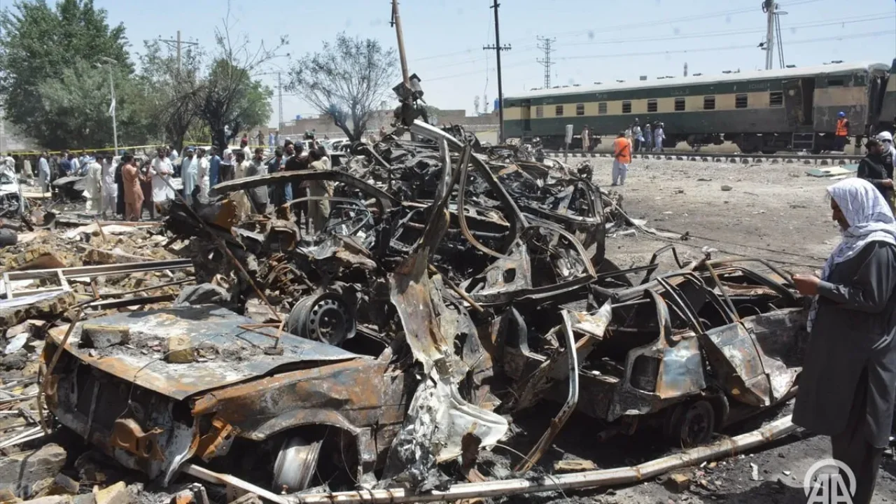 Decenas de muertos en una explosión cerca de una vía férrea en Pakistán