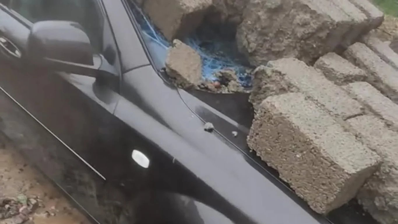 Un mur s'effondre sur une voiture suite à de fortes pluies