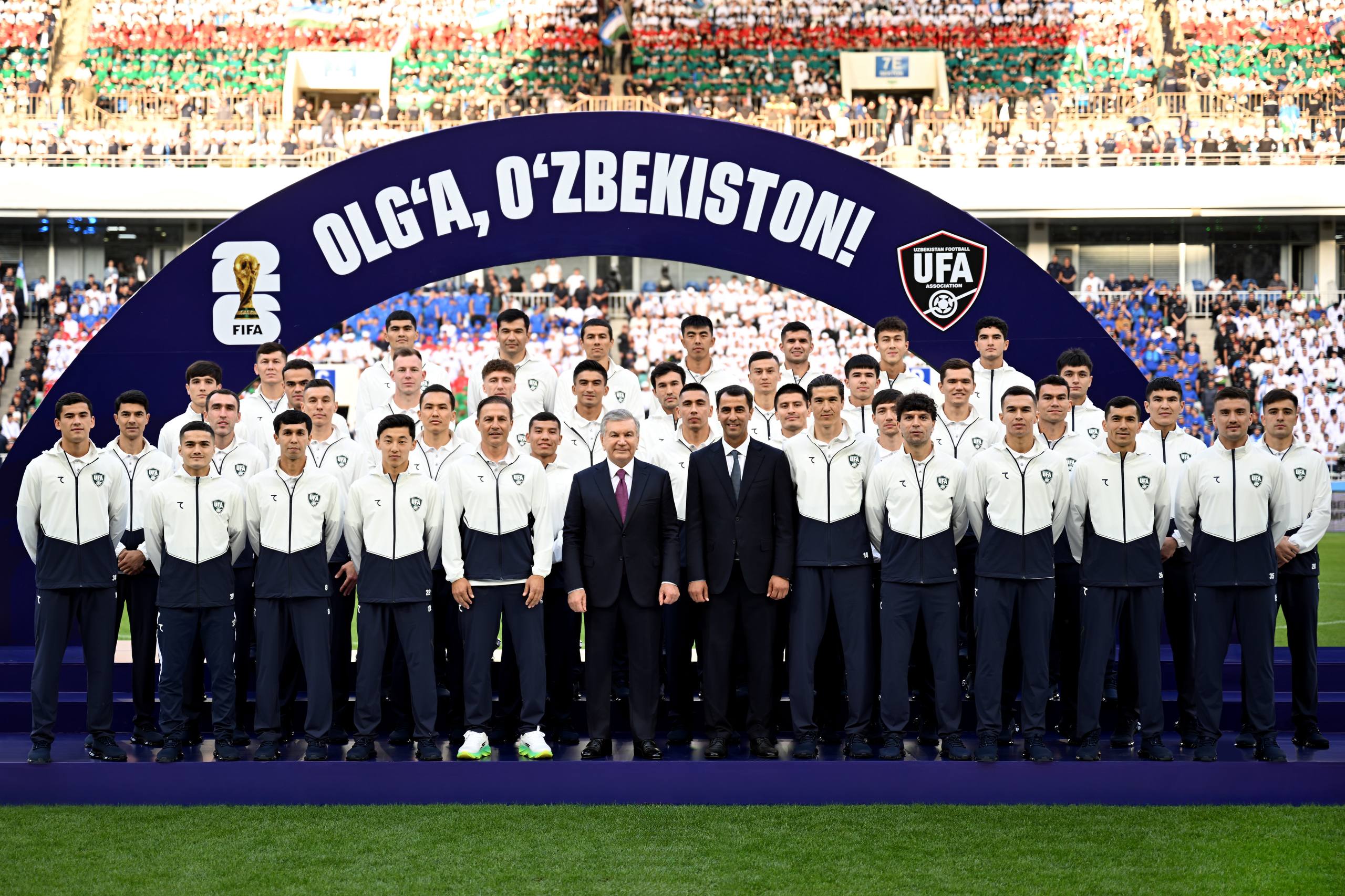 O‘zbekiston milliy terma jamoasi futbolchilari va rahbariyatining stadio‘ndagi jamoaviy surati.