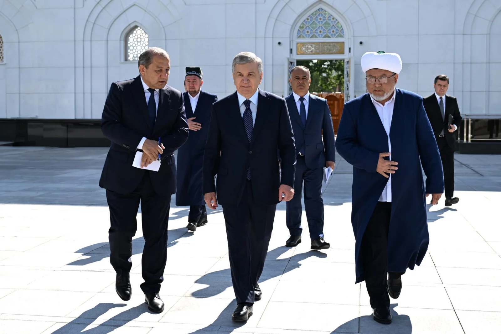 Шавкат Мирзиёев Имом Бухорий мажмуасини зиёрат қилди (фото)